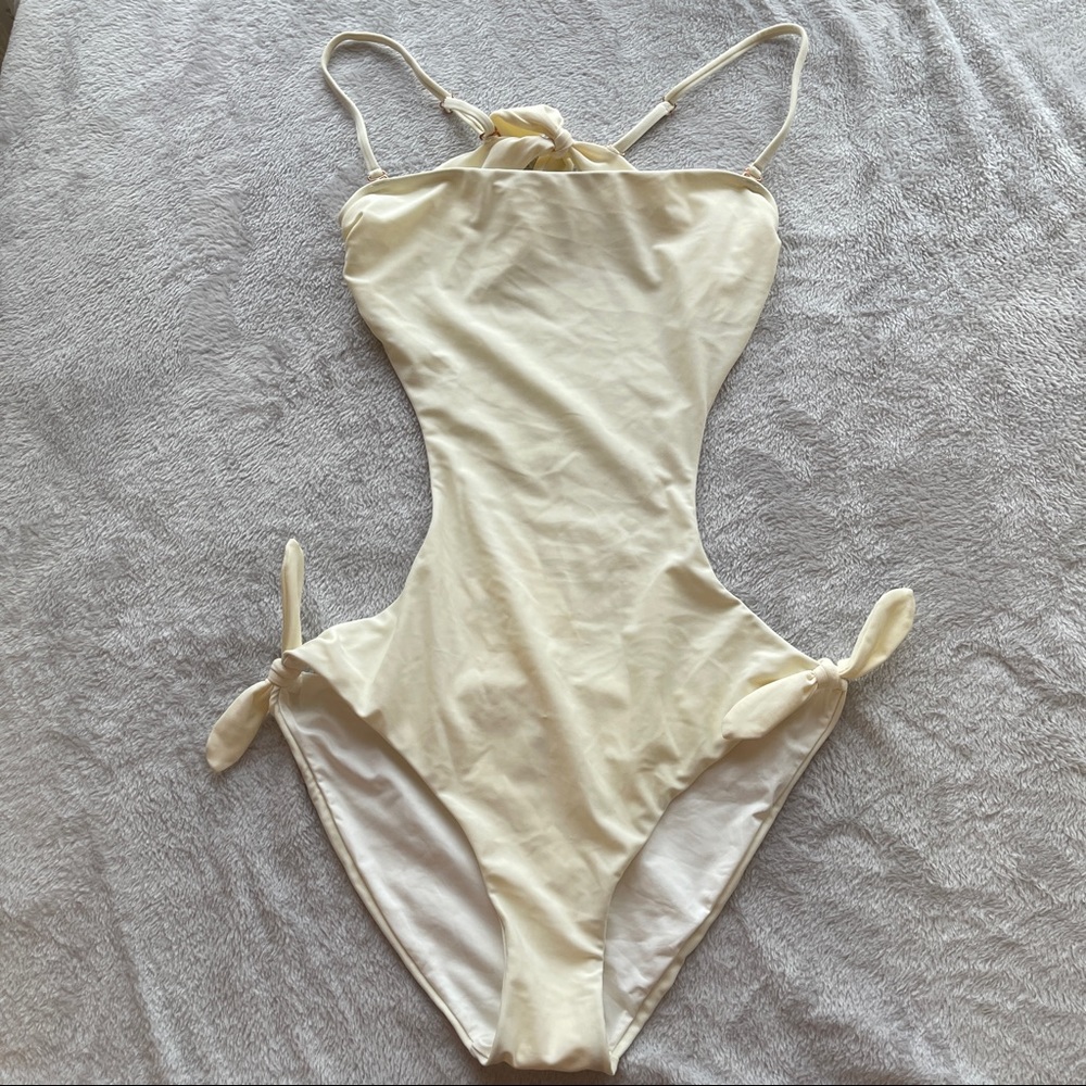 NWT 6 shore road cream swimsuit one piece m med
